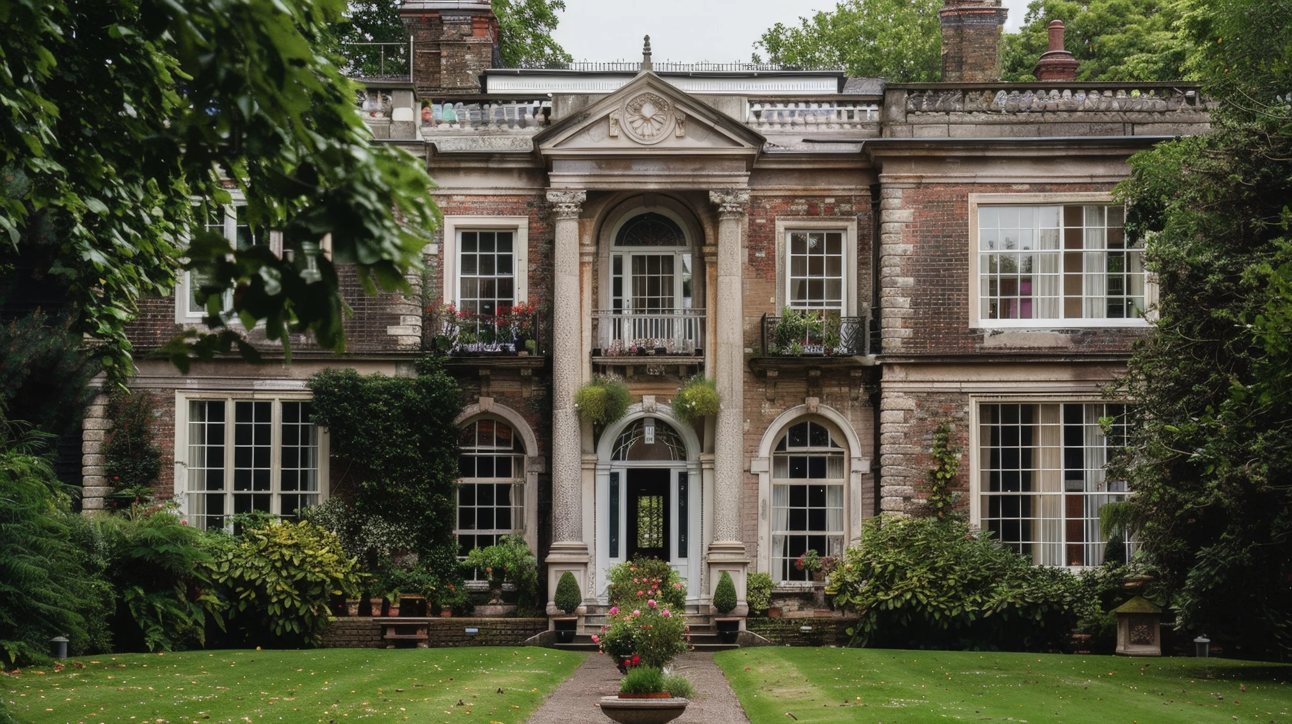 describe-architectural-symmetry-grandeur-regency-house-uk